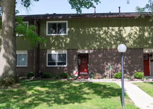 704-2500 Topsfield Rd, South Bend, IN, 46614-2452 | Card Image