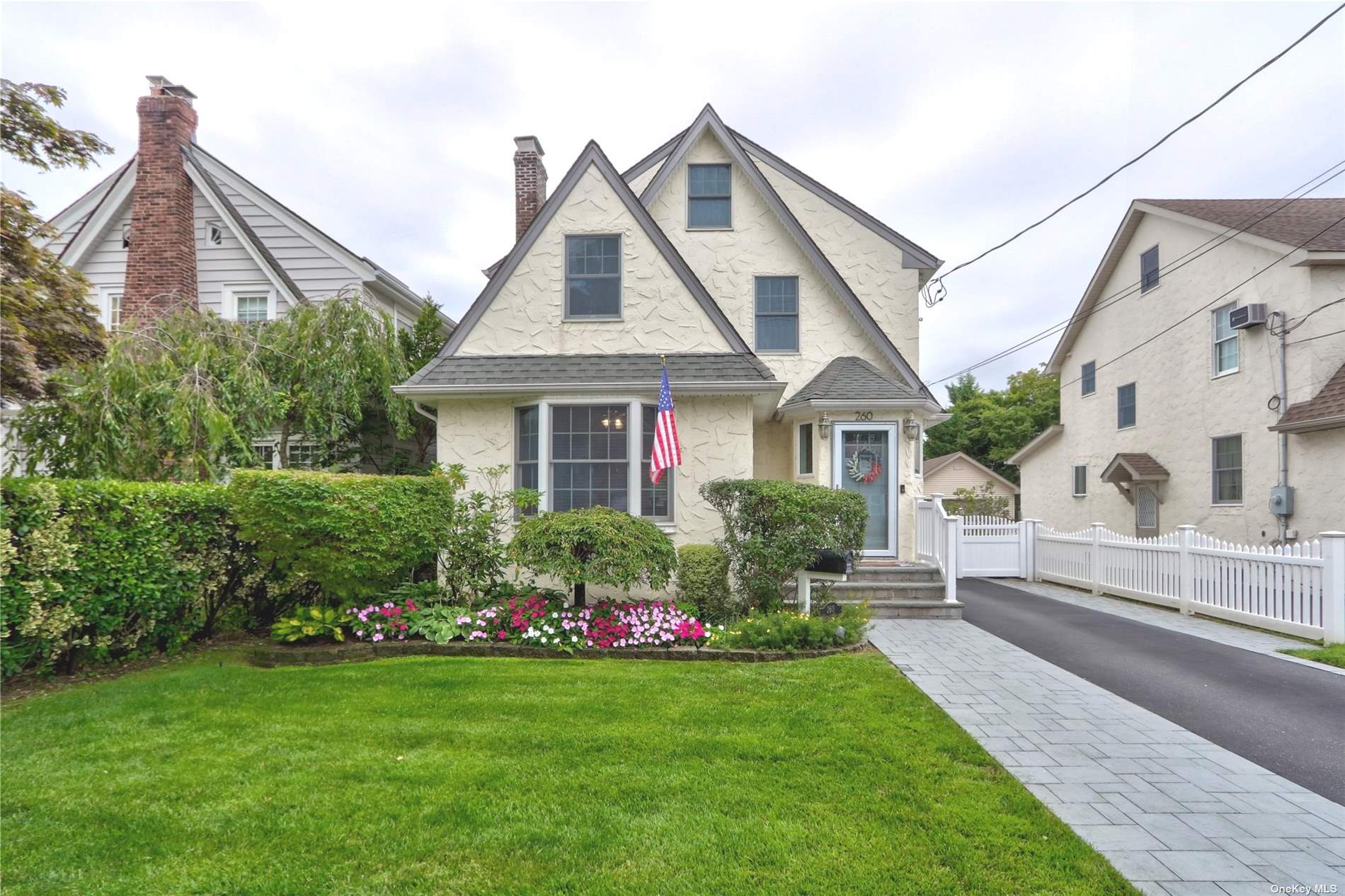 Raymond St, Rockville Centre, NY 11570