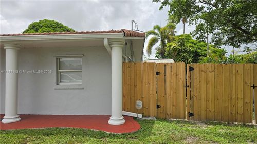 b-2001 Nw 35th St, Oakland Park, FL, 33309-5749 | Card Image