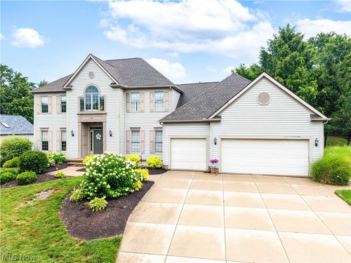 809 Adam Run Dr, Cuyahoga Falls, OH, 44223-3093 | Card Image