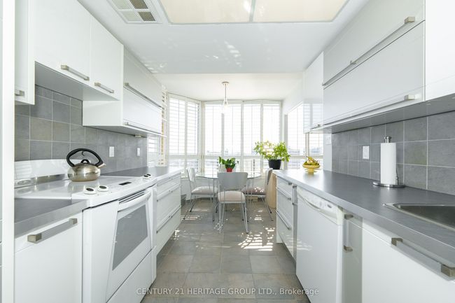 1520 - 32 Clarissa Dr, Condo with 2 bedrooms, 2 bathrooms and 2 parking in Richmond Hill ON | Image 16