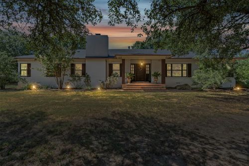 321 W Live Oak St, Jacksboro, TX, 76458-1752 | Card Image