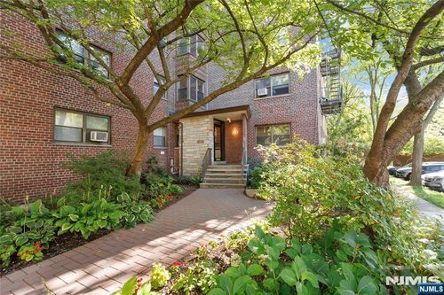 410 Fairview Ave, Fort Lee, NJ, 07024-3867 | Card Image