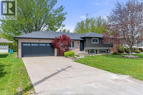 157 Fairview Ave E, Essex, ON, N8M2R3 | Card Image