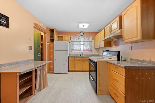 7920 149th Ave, Howard Beach, NY, 11414-1124 | Card Image