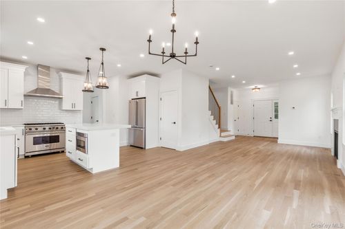 194 Nelson Ave, Harrison, NY, 10528-2112 | Card Image