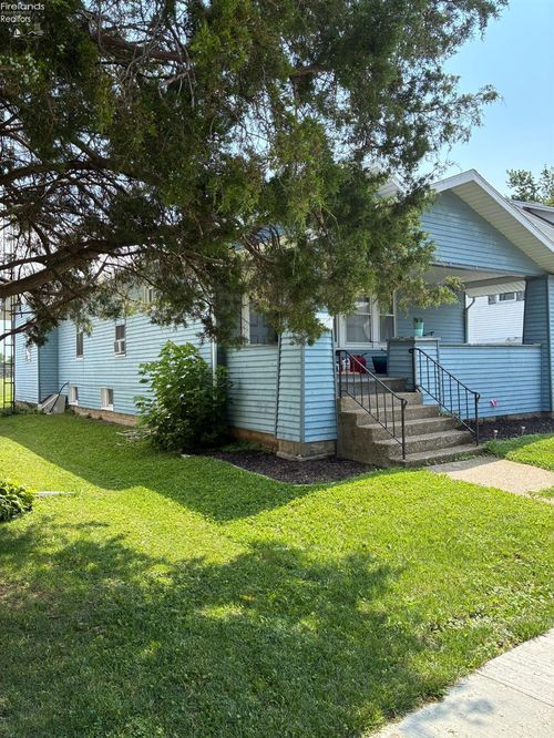 424 E 7th St, Port Clinton, OH, 43452-2438 | Card Image