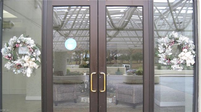 Entrance door to lobby. | Image 36