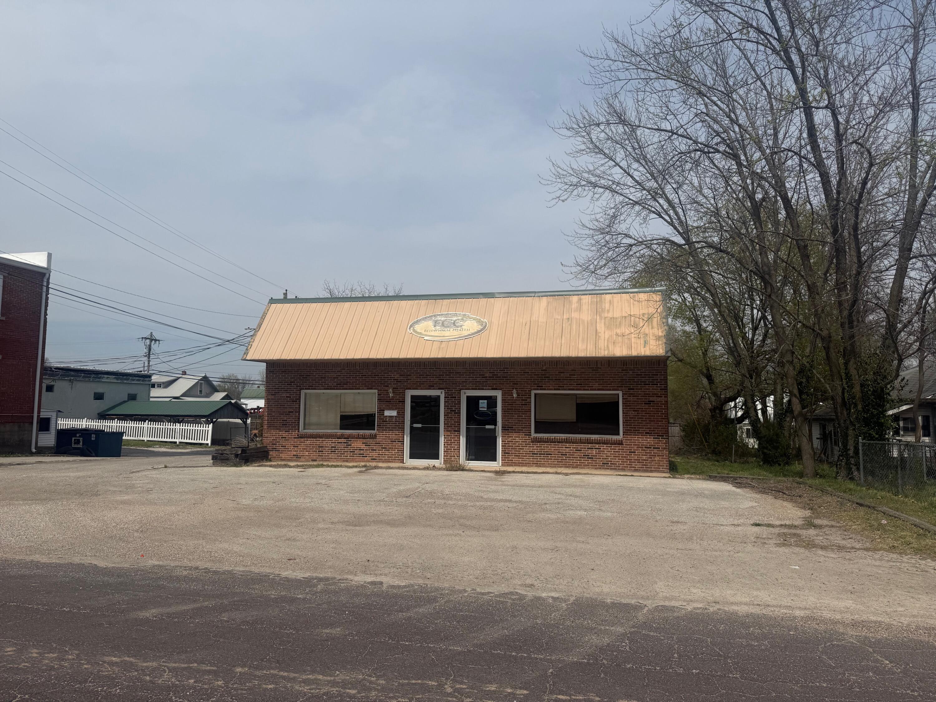 129 E 2Nd St, Mountain Grove, MO 65711