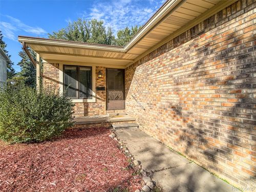 914 North Rd, Fenton, MI, 48430-1849 | Card Image