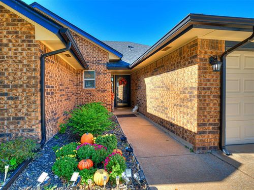 313 Remington Ave, Midwest City, OK, 73130-4652 | Card Image