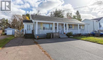 41 Townshend Ave, Home with 5 bedrooms, 2 bathrooms and null parking in Amherst NS | Image 1