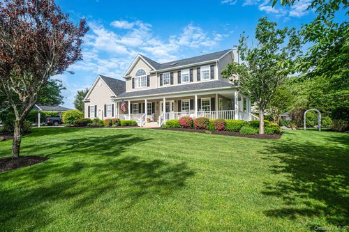 19 Sweetgum Ln, Miller Place, NY, 11764-3001 | Card Image