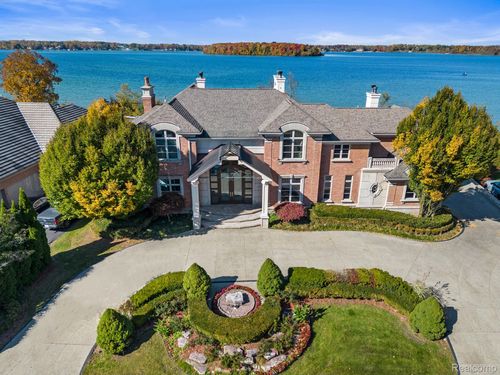 3856 Vista Ln, Orchard Lake, MI, 48323-1678 | Card Image