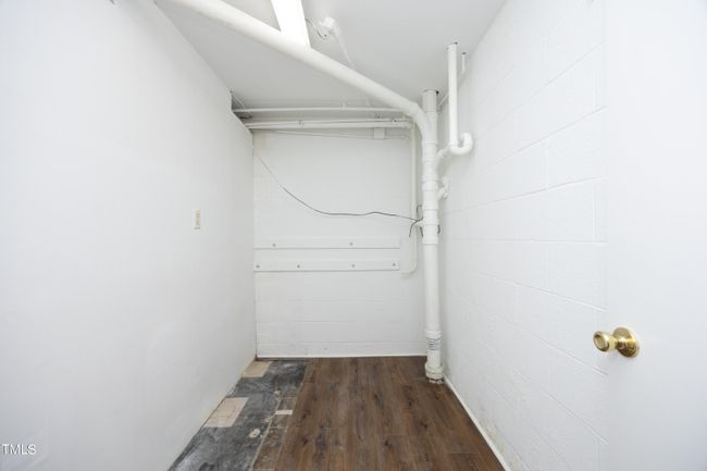 Kitchen Side Entrance | Image 37