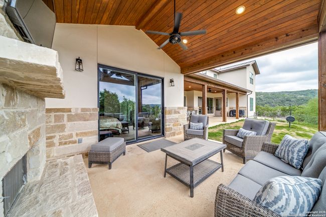 895 Private Road 1742, House other with 4 bedrooms, 5 bathrooms and null parking in Mico TX | Image 20