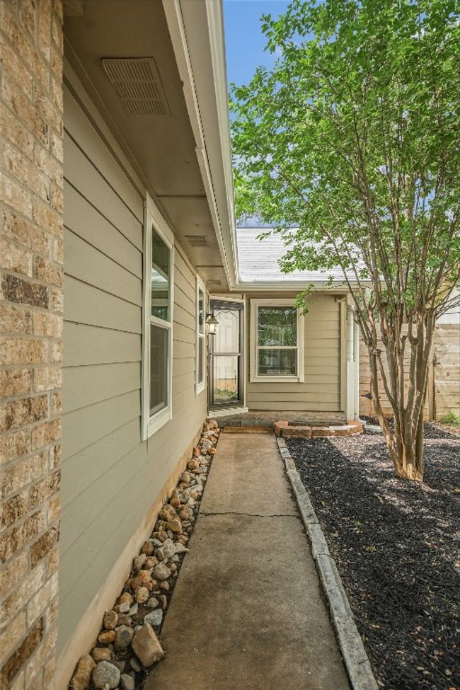 4015 Alexandria Dr, House other with 3 bedrooms, 2 bathrooms and 2 parking in Austin TX | Image 4
