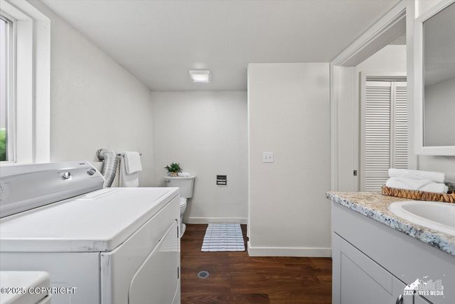 Downstairs bath | Image 18