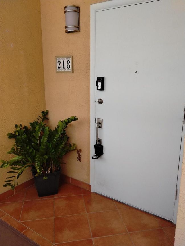 APT-218B - 4502 N Federal Hwy, Condo with 2 bedrooms, 2 bathrooms and null parking in Lighthouse Point FL | Image 4