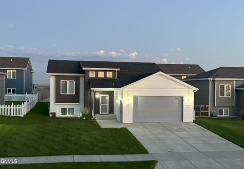 2009 Granite Rd, Watford City, ND, 58854-9596 | Card Image
