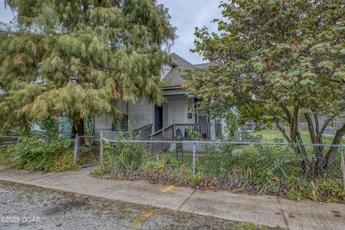 715 N Oak St, Webb City, MO, 64870-1041 | Card Image