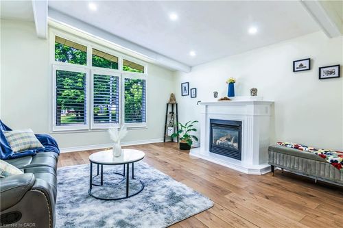 350 Boxbury Dr, Waterloo, ON, N2K1W2 | Card Image