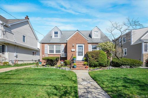 10 Dorothy Pl, Lynbrook, NY, 11563-3919 | Card Image