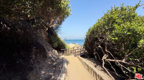 6565 Dume Dr, Malibu, CA, 90265-4218 | Card Image