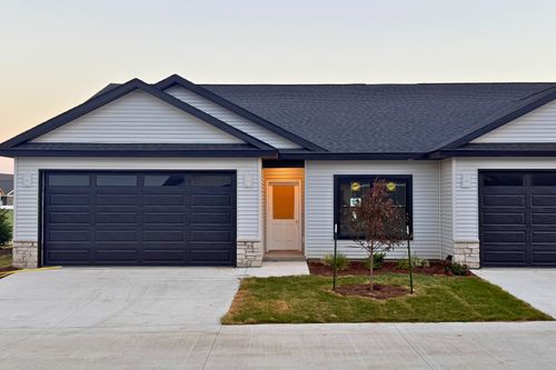 101-1716 Redbud Cir, Eldridge, IA, 52748-9693 | Card Image