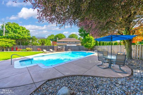 528 Hidden Ln, Grosse Pointe Woods, MI, 48236-1551 | Card Image