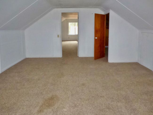 den upper level b | Image 14