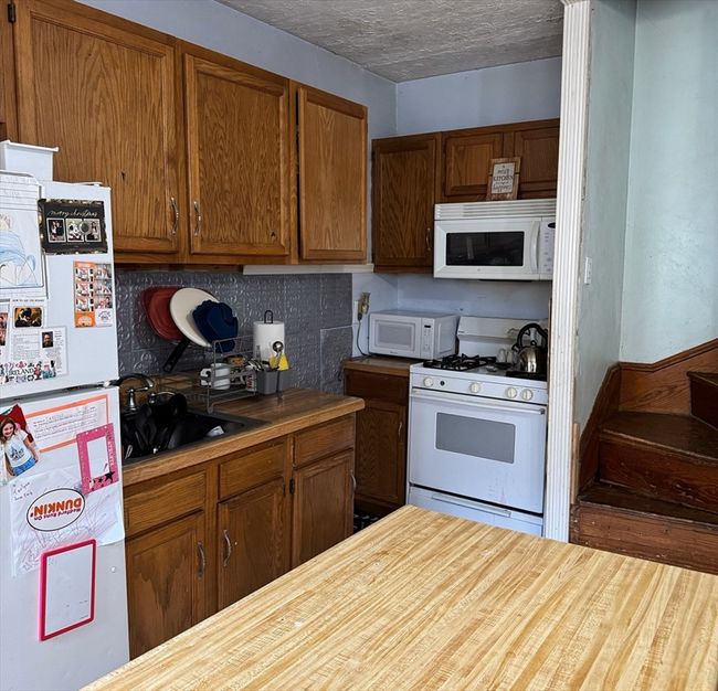 194 Fells Ave, House other with 3 bedrooms, 1 bathrooms and 4 parking in Medford MA | Image 5