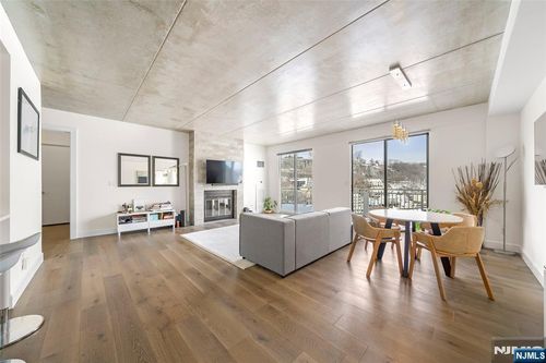 1077 River Rd, Edgewater, NJ, 07020-1358 | Card Image