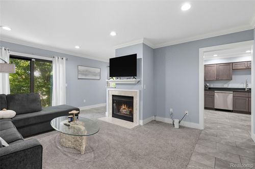 629 Ashley Cir, Rochester Hills, MI, 48307-4594 | Card Image