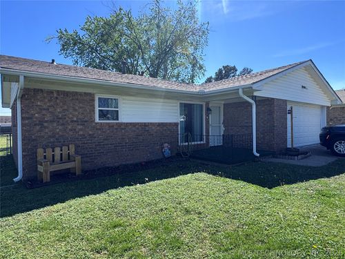 1303 W School St, Claremore, OK, 74017-3405 | Card Image