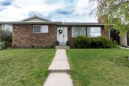140 Rundleridge Rd Ne, Calgary, AB, T1Y2J7 | Card Image