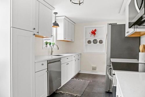 7 Hall Ct, Portsmouth, NH, 03801-4722 | Card Image