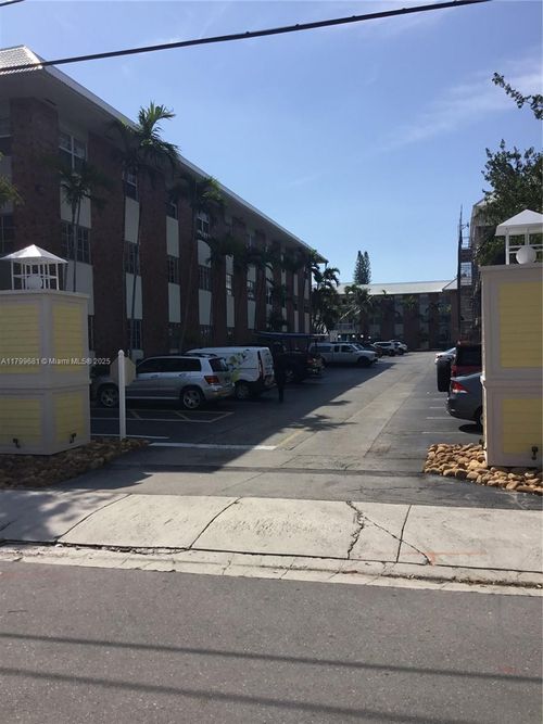 apt-311b-2424 Se 17th St, Fort Lauderdale, FL, 33316-3117 | Card Image