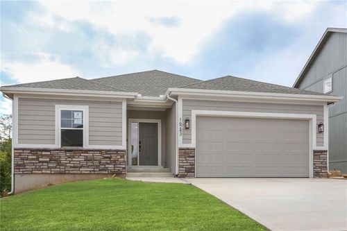 16243 Giorgia St, Parkville, MO, 64152-8773 | Card Image