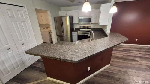 5203 Chesapeake Cir, Walled Lake, MI, 48390-5900 | Card Image