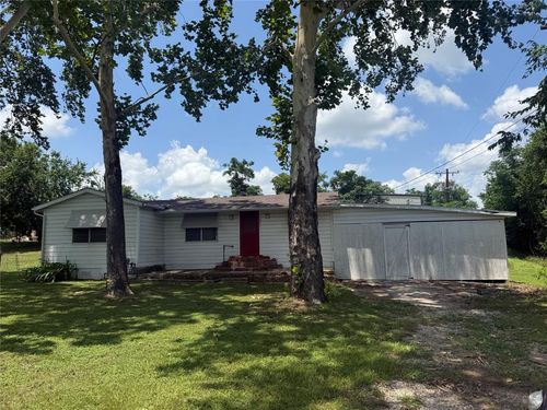 1825 E Pierce St, Luling, TX, 78648-4832 | Card Image