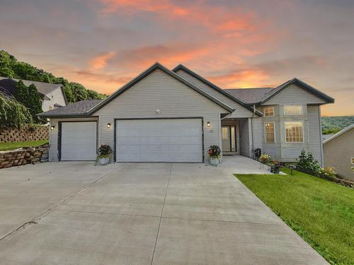 150 Bluffview Dr, Winona, MN, 55987-5028 | Card Image