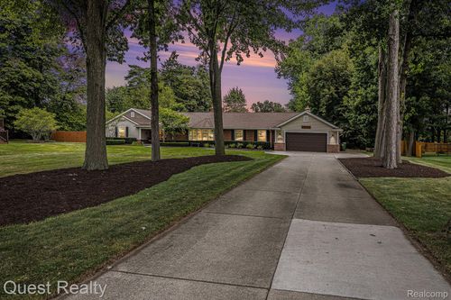 12101 Anthony Dr, Shelby Township, MI, 48315-1904 | Card Image