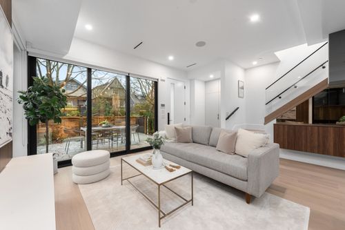 1-275 W 17th Ave, Vancouver, BC, V5Y1Z9 | Card Image