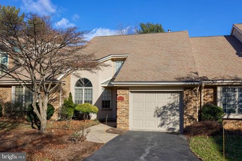 211 Willow Valley Dr, Lancaster, PA, 17602-4781 | Card Image