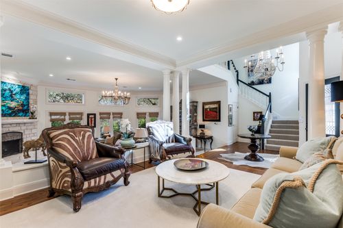 6815 Cougar Run, Austin, TX, 78731-2682 | Card Image