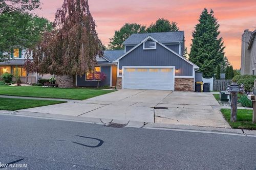 54329 Avondale Dr, New Baltimore, MI, 48047-1015 | Card Image