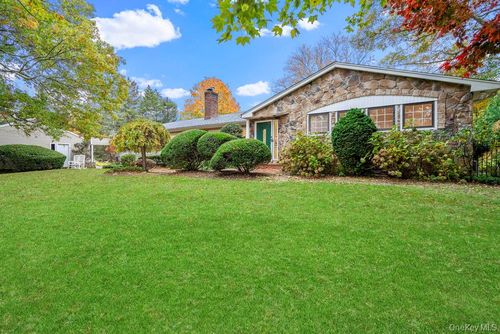 28 Elm St, Woodbury, NY, 11797-1517 | Card Image