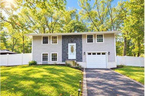 32 Lodge Ln, East Setauket, NY, 11733-3302 | Card Image