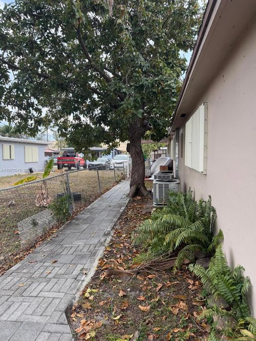 1585 W 53rd St, Hialeah, FL, 33012-2243 | Card Image